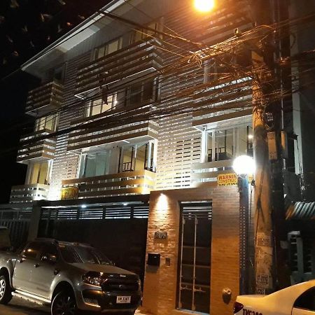 Burgos Hub Hostel Pasay Esterno foto