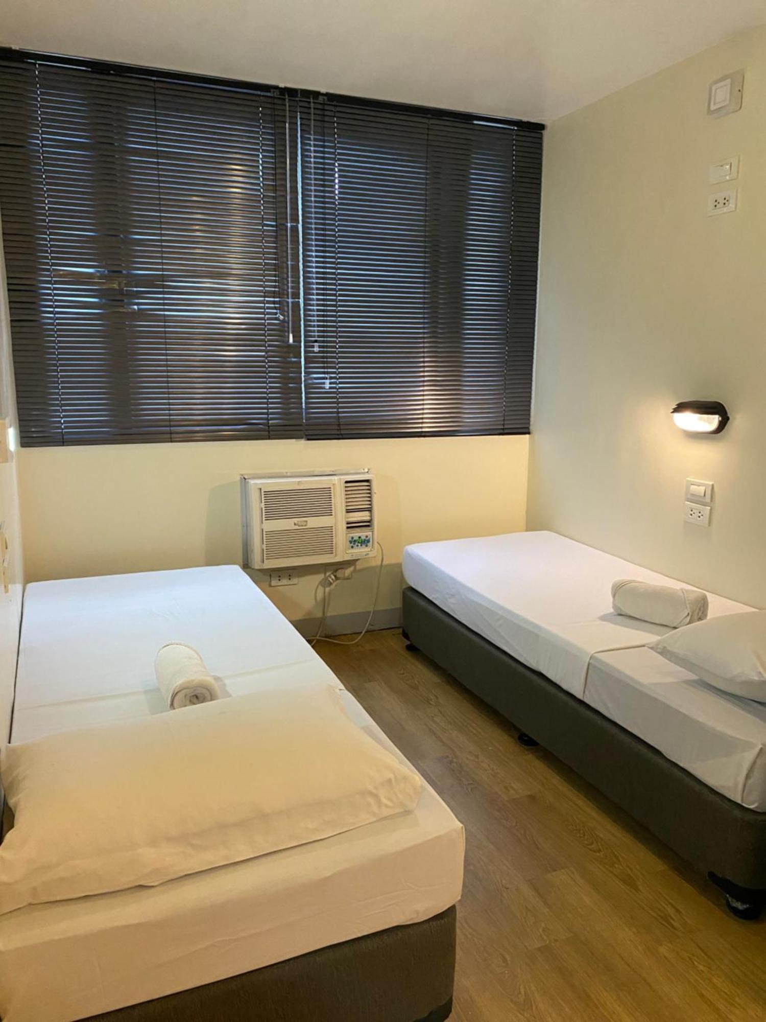 Burgos Hub Hostel Pasay Esterno foto